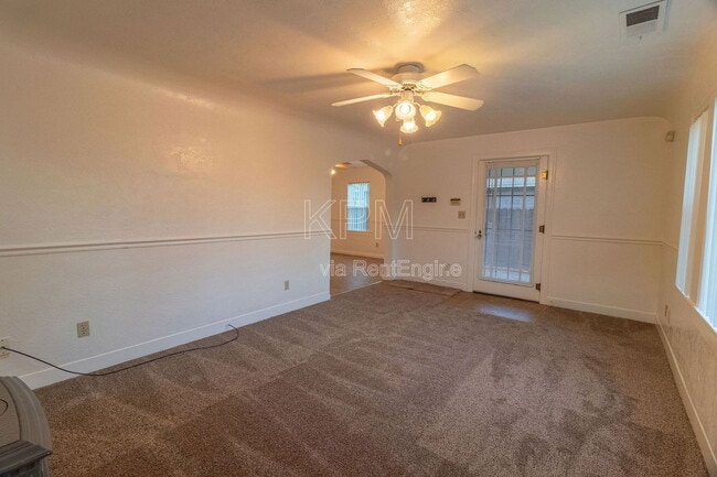 Building Photo - 325 E Mariposa Ave