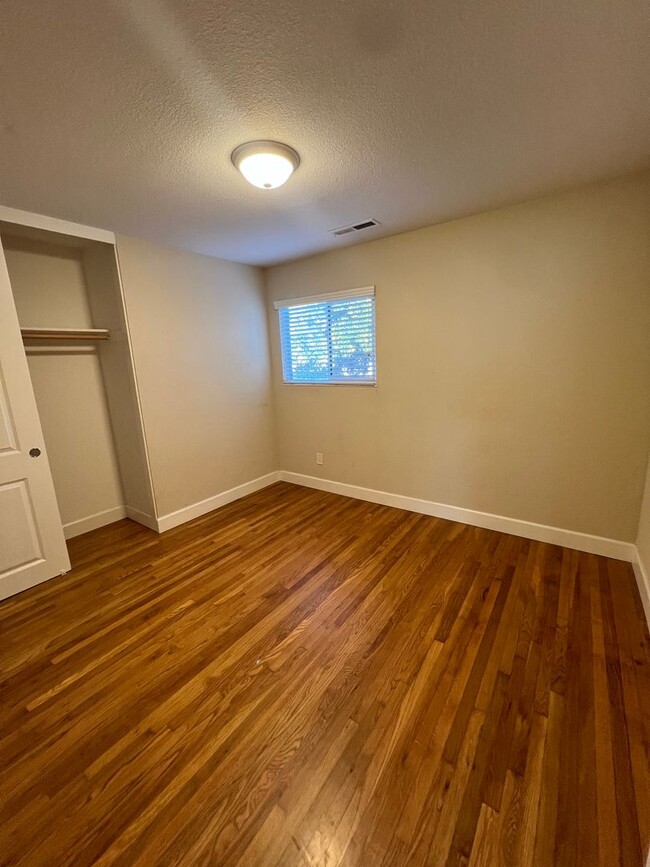 Building Photo - Renovated 4 Bedroom 2 Bathroom with Beauti...