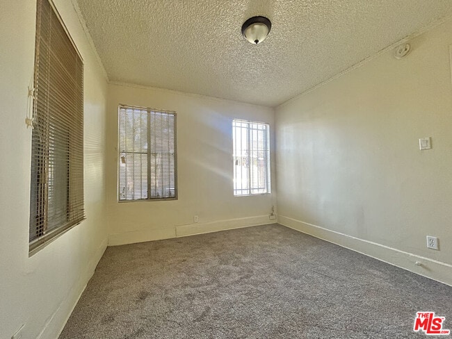 Building Photo - 711 W 54th St