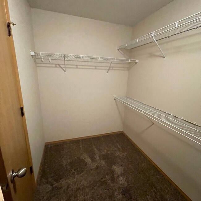 Building Photo - Beautiful 4 bedroom 3 full bathroom Townhome - Owner Special -Move in March and pay no rent until...