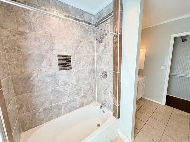 Building Photo - 533 Broadway St