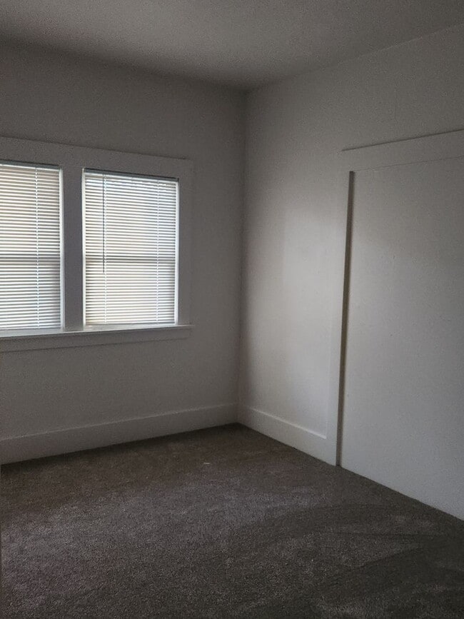 Building Photo - d1128