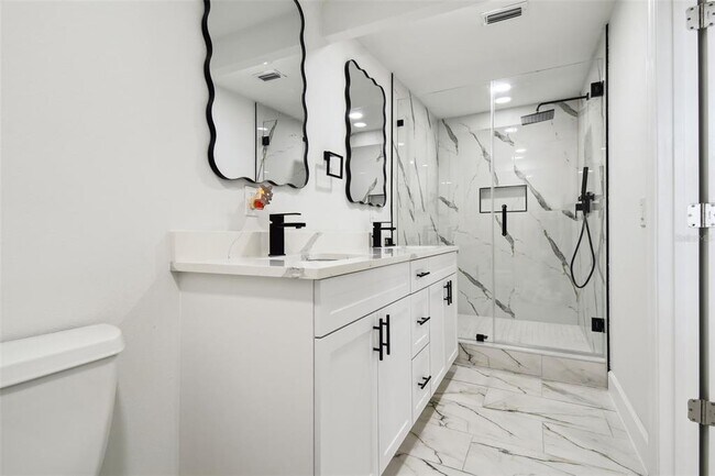 Building Photo - 4910 N Darby Ave