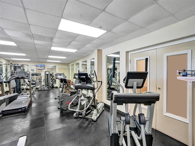 Building Photo - 9430 Live Oak Pl