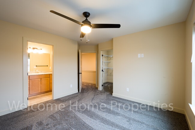 Building Photo - 72 NE Hadley Way