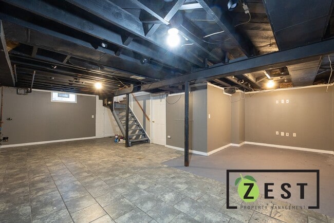 Building Photo - Amazing 3 Bedroom 1 Bathroom - $1500