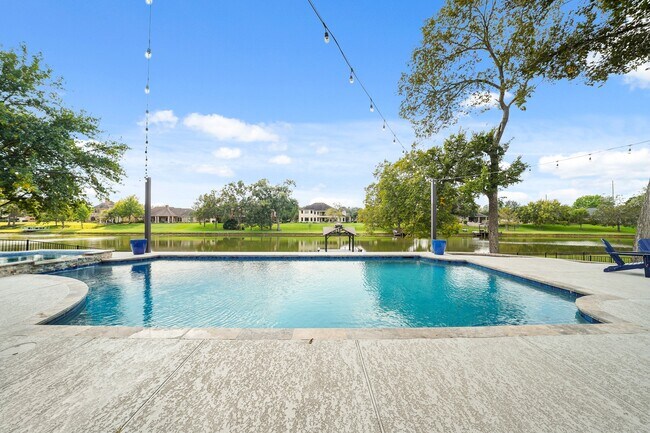 Building Photo - 4703 Oxbow Cir W