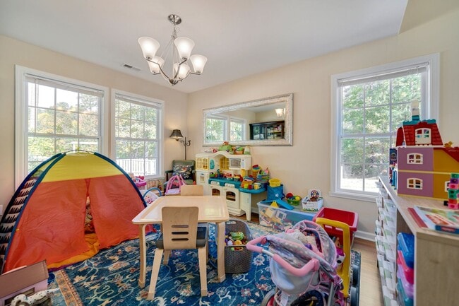 Building Photo - 3 bedroom home with large, fenced backyard convenient to RTP!