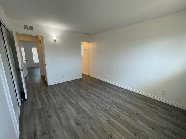 Building Photo - Single Level 4 Bedroom 2 Bath Home in Seal...