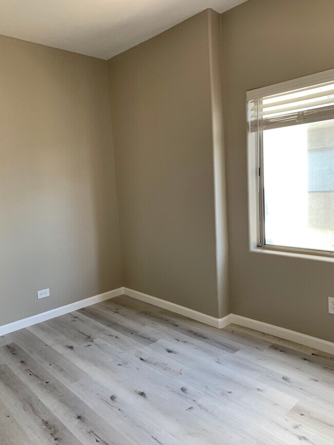 Building Photo - 15153 Burbank Blvd