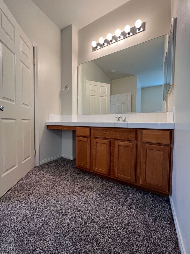Building Photo - 717 Meadow Grove Ct