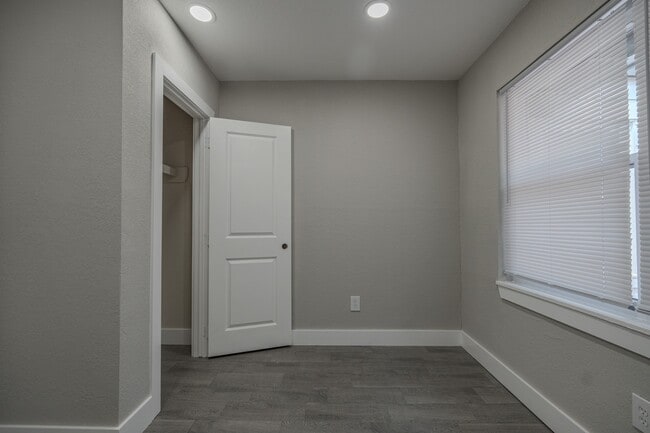 Building Photo - 2127 Strawberry Rd