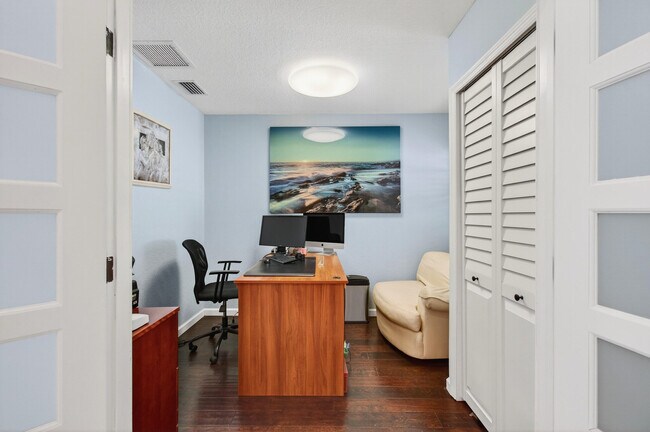 Building Photo - 7076 Middlebury Dr