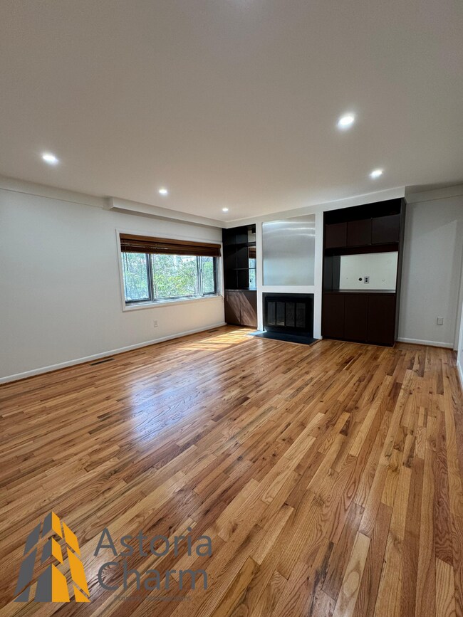 Building Photo - Spacious 5 Bedroom 3 Bath + Den Single Family Detached Home