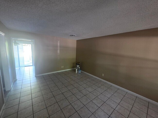 Building Photo - 2925-2927 N Sunny Ln