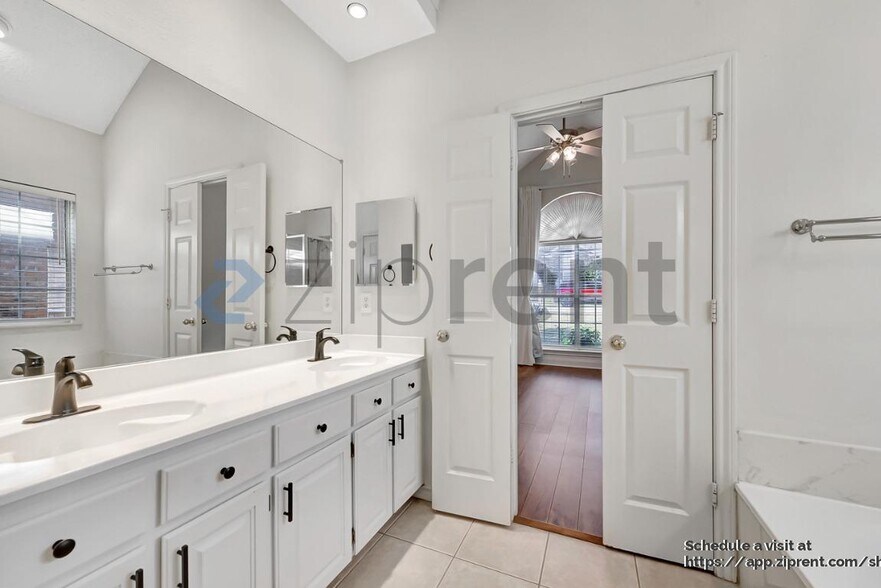 Building Photo - 2111 Daniel Way