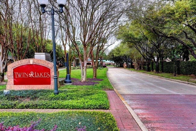 Building Photo - Spacious 5-Bedroom Lakeview Home with Pool...