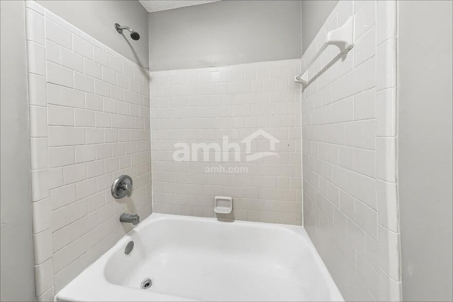 Building Photo - 8 Sandy Pond Ct