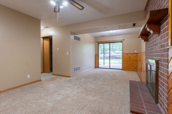 Building Photo - 6012 Fleetwood Dr