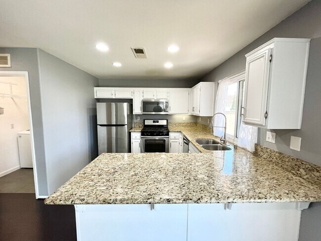 Building Photo - Beautiful 3B/2.5BA House w/ Large Yard, W/...