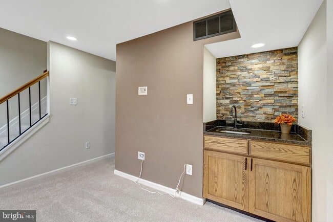 Building Photo - 8482 Springfield Oaks Dr