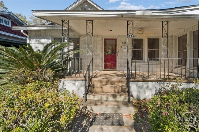 Building Photo - 742 E Park Ave