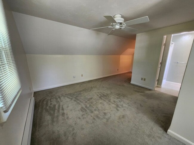 Building Photo - Newton Manor 3 Bedroom Townhome