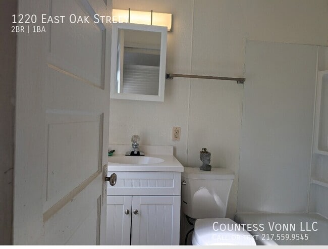 Building Photo - 1220 E Oak St