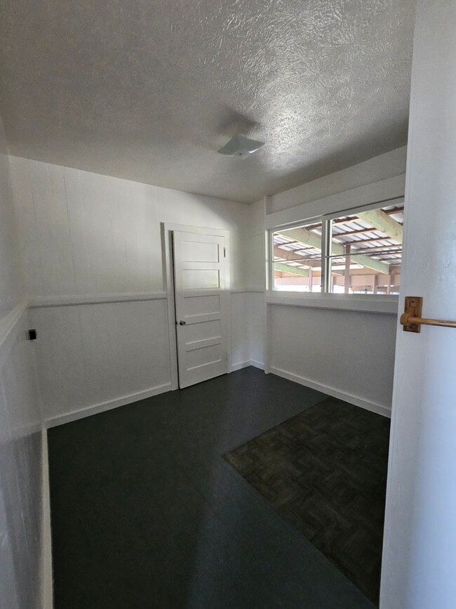 Building Photo - REDUCED Refurbished 3 Bedroom off Volcano Hwy