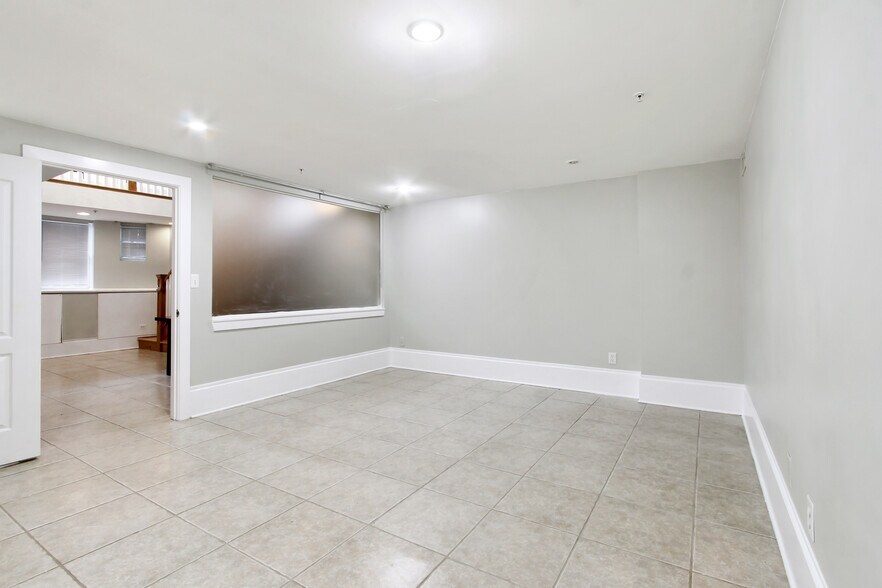 Building Photo - 836 Park Ave