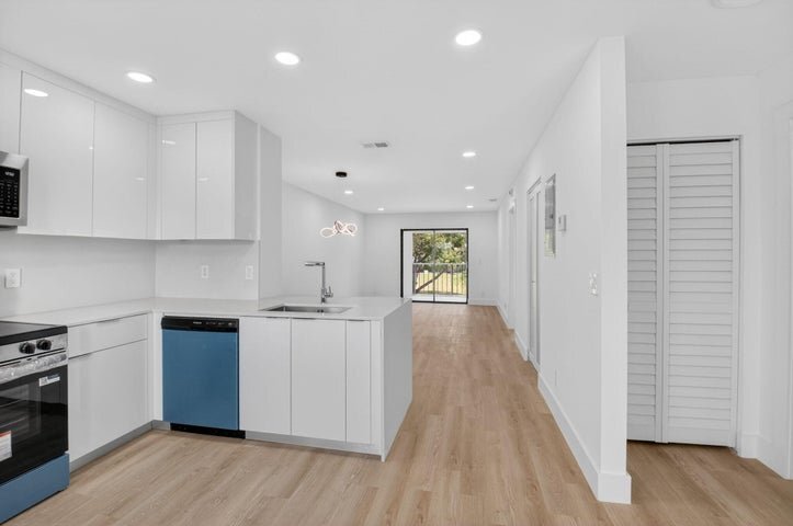 Building Photo - 300 W Hidden Valley Blvd