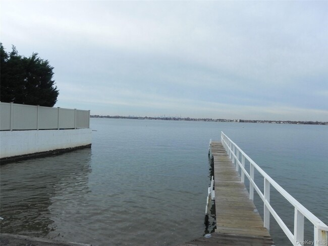 Building Photo - 10 Pell Pl