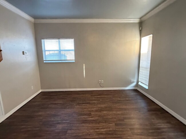 Building Photo - 3 bedroom 1.5 bath townhome - Bethany Schools