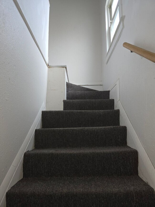 Building Photo - 301 E Lorena Ave