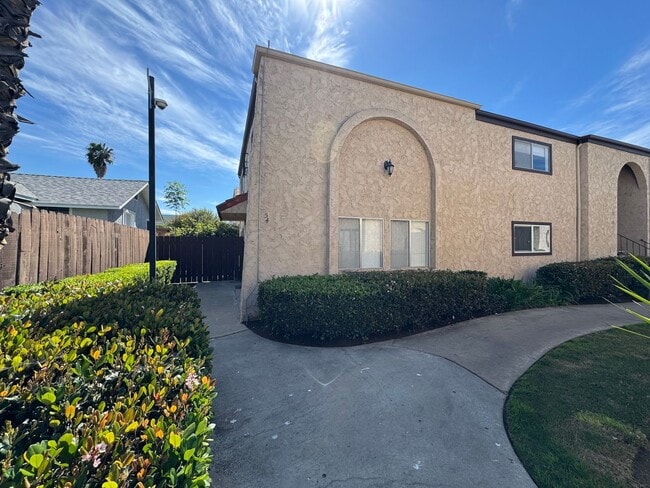 Building Photo - 2 Bedroom Townhouse in El Cajon