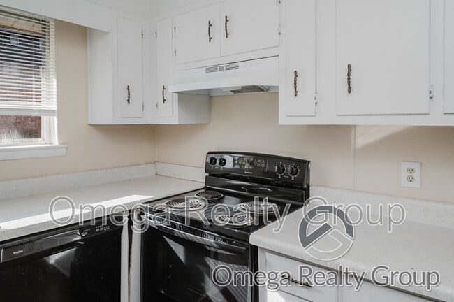 Building Photo - 1600 14th Ave E