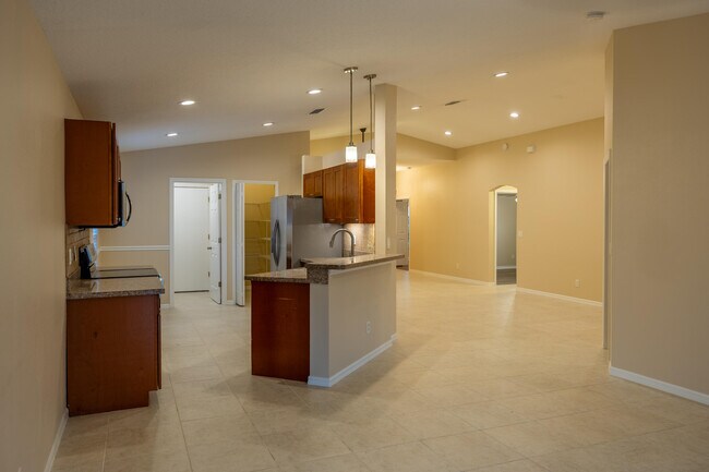 Building Photo - 1100 W 13th Square