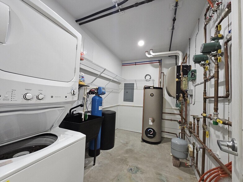 Building Photo - 3136 Hermina St