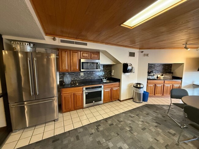 Building Photo - Modern 1 Bedroom Apartment With Stunning C...