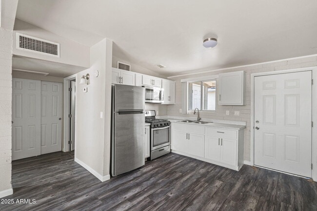 Building Photo - 221 5th Ave E