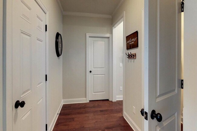 Building Photo - 708 Tree Top Trl