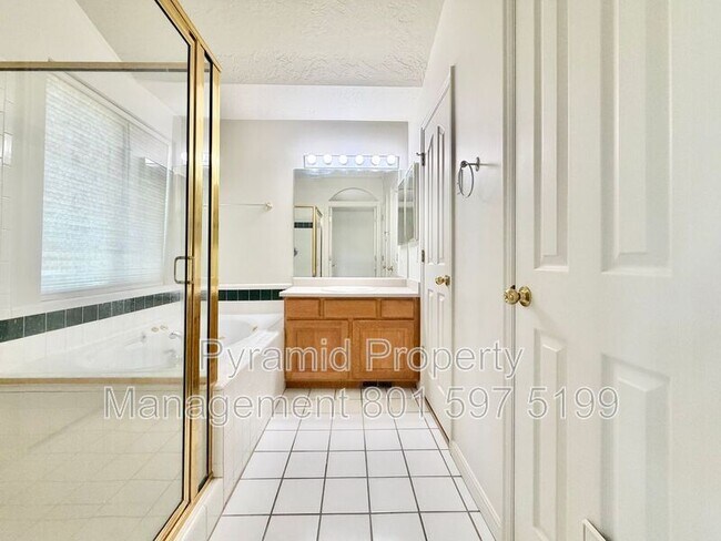 Building Photo - 717 E Hundley Hvn Cir