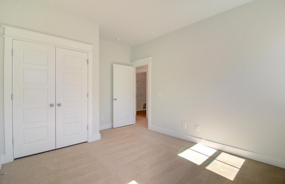 Building Photo - 302 Julian Hamlet