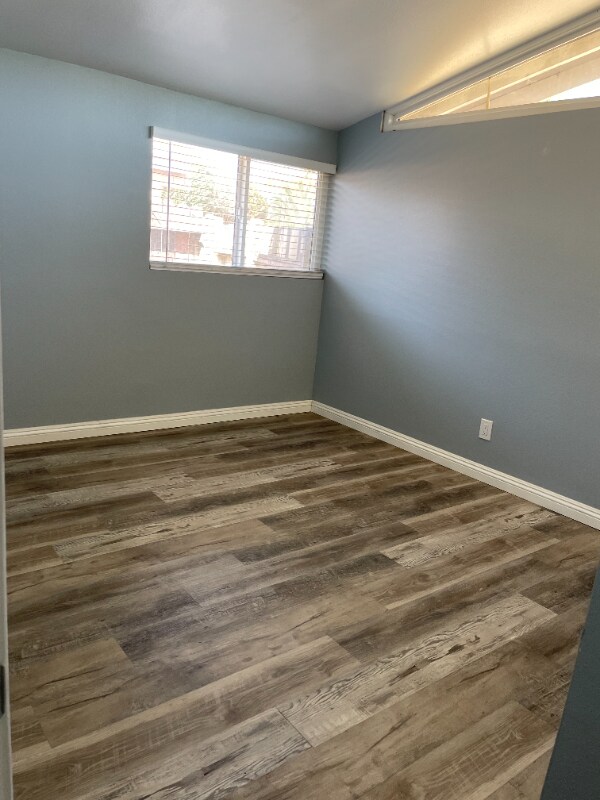 Building Photo - 510 W Woodcrest Ave