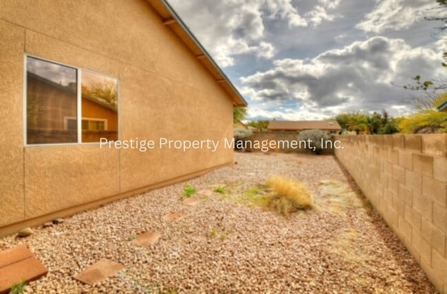 Building Photo - 3/2 Beautiful Rita Ranch Home With Open Design!!!
