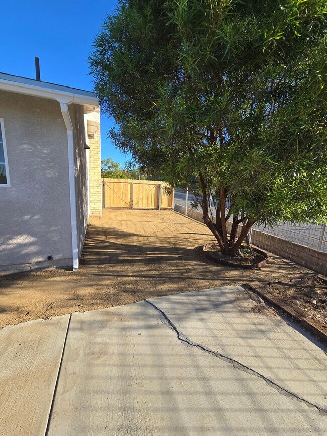 Building Photo - 14494 Cambridge St