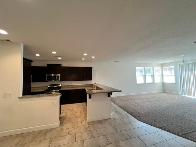 Building Photo - Large 4-bedroom home in Green Valley Estat...
