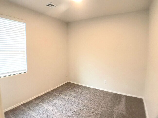 Building Photo - New! Brilliant 3 bedroom Rio Rancho Home. Refrigerated Air! Great Location! Special!