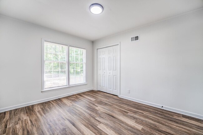 Building Photo - 4036 N Lake Forest Dr