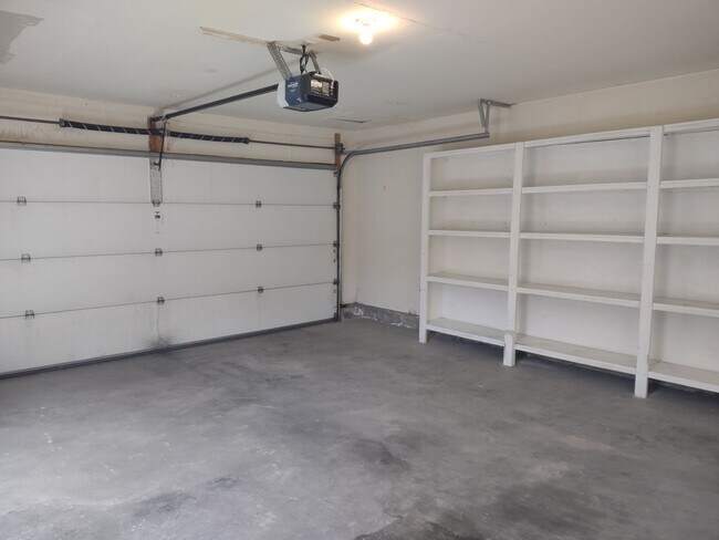 Building Photo - ALL PROSPECTIVE TENANTS MUST SUBMIT A ON L...